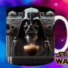 Diseño de sublimación con Darth Vader como máquina de café espresso, sirviendo café en una taza, con un fondo espacial y el logo de Star Wars.