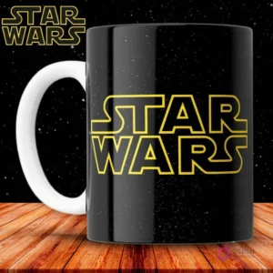 Taza de sublimación negra con el icónico logo amarillo de Star Wars sobre un fondo de estrellas.