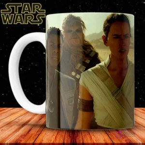 Taza de sublimación con ilustración de Rey, Chewbacca y Finn de Star Wars, sobre fondo oscuro.