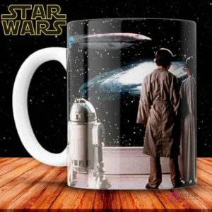 Taza de sublimación negra con Luke Skywalker y C-3PO observando naves en el espacio, con R2-D2 cerca.