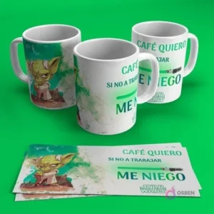 Mugs de sublimación con diseño divertido de Baby Yoda y frase 'CAFÉ QUIERO SI NO A TRABAJAR ME NIEGO' en fondo verde, estilo caricatura.