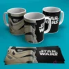 Mugs de sublimación blancos con diseño de Stormtrooper y logo Star Wars sobre fondo azul, mostrando plantillas.
