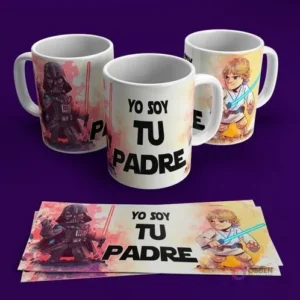 Mugs de sublimación con diseño cómico de Darth Vader y Luke Skywalker y frase 'YO SOY TU PADRE' en acuarela, fondo morado.