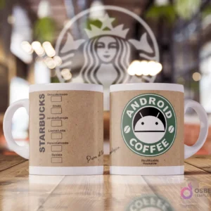 Taza blanca sublimada con diseño estilo Starbucks con fondo de papel kraft. Un lado muestra opciones de bebida. El otro lado tiene un logo verde de Starbucks con el logo de Android y texto 'Android Coffee'.