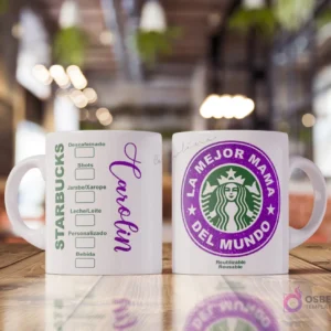 Taza blanca sublimada con diseño estilo Starbucks. Un lado muestra opciones de bebida y el nombre 'Carolin' en morado. El otro lado tiene un logo morado de Starbucks con sirena y texto 'La Mejor Mamá del Mundo'.