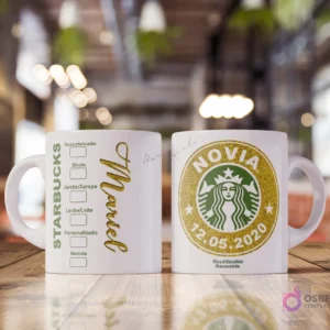 Taza blanca sublimada con diseño estilo Starbucks. Un lado muestra opciones de bebida y el nombre 'Mariel' en dorado. El otro lado tiene un logo dorado de Starbucks con una sirena coronada, fecha '12.05.2020' y texto 'Novia'.