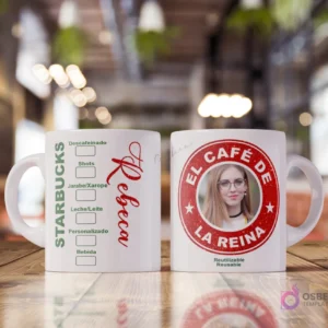 Taza blanca sublimada con diseño estilo Starbucks. Un lado muestra opciones de bebida y el nombre 'Rebeca' en rojo. El otro lado tiene un logo rojo de Starbucks con una imagen de mujer y texto 'El Café de la Reina'.