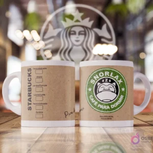 Taza blanca sublimada con diseño estilo Starbucks con fondo de papel kraft. Un lado muestra opciones de bebida. El otro lado tiene un logo verde de Starbucks con Snorlax de Pokémon durmiendo y texto 'Snorlax Cafe Para Dormir'.