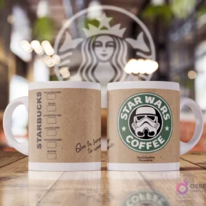 Taza blanca sublimada con diseño estilo Starbucks con fondo de papel kraft. Un lado muestra opciones de bebida. El otro lado tiene un logo verde de Starbucks con el casco de un Stormtrooper de Star Wars y texto 'Star Wars Coffee'.