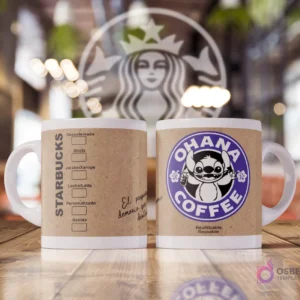 Taza blanca sublimada con diseño estilo Starbucks con fondo de papel kraft. Un lado muestra opciones de bebida. El otro lado tiene un logo azul de Starbucks con Stitch de Lilo & Stitch y texto 'Ohana Coffee'.