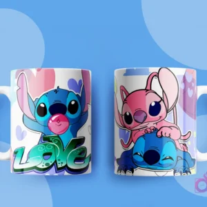 Taza con diseño de Stitch masticando chicle y Angel montada en su espalda, con fondos abstractos de colores y pequeños corazones.