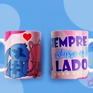 Taza sublimada con Stitch y Angel de espaldas, rodeados de fondos rosas y un corazón rojo, con el mensaje "SIEMPRE ESTARÉ A TU LADO".