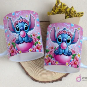 Par de tazas sublimadas con diseño de Stitch bebé soplando chicle, sentado en un huevo rosa, rodeado de flores tropicales y burbujas