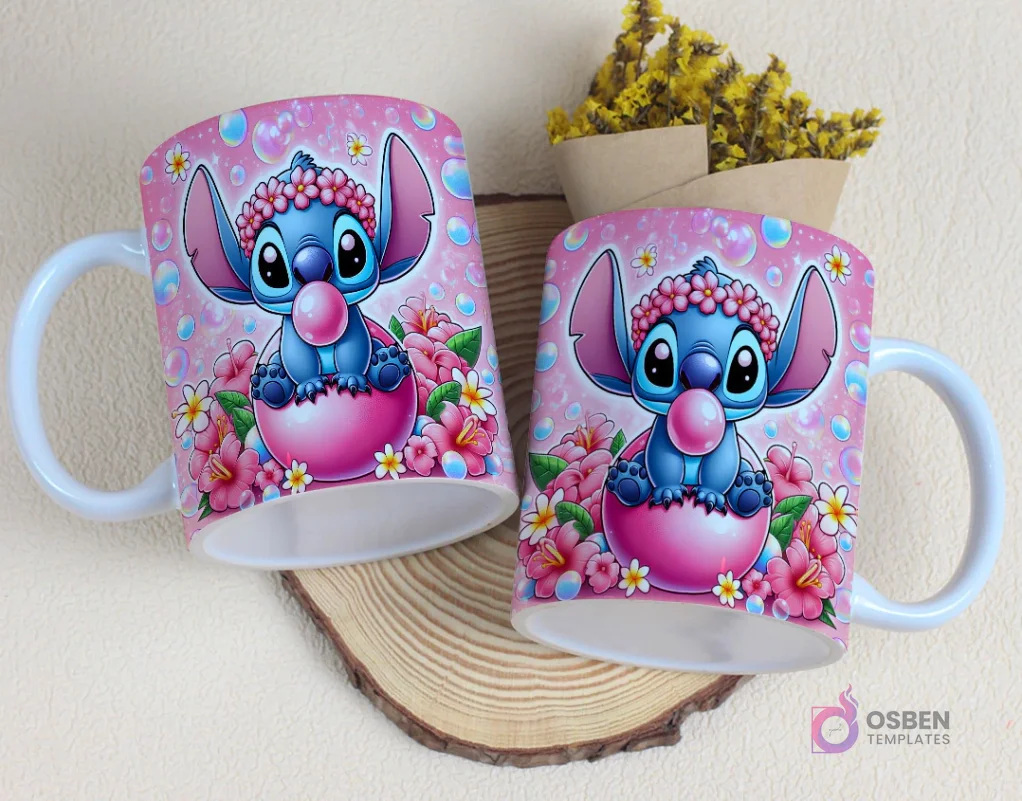 Par de tazas sublimadas con diseño de Stitch bebé soplando chicle, sentado en un huevo rosa, rodeado de flores tropicales y burbujas Par de tazas sublimadas con diseño de Stitch bebé soplando chicle, sentado en un huevo rosa, rodeado de flores tropicales y burbujas