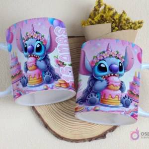 Par de tazas sublimadas con diseño de Stitch celebrando un cumpleaños, comiendo un trozo de pastel y con decoración festiva de globos y confeti