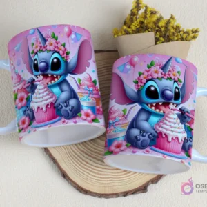 Par de tazas sublimadas con diseño de Stitch comiendo un cupcake con glaseado rosa, rodeado de dulces y globos de fiesta en un fondo rosa pastel