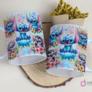 Par de tazas sublimadas con diseño de Stitch sentado sobre charco de agua azul y flores tropicales, rodeado de otros Stitch en un paisaje veraniego
