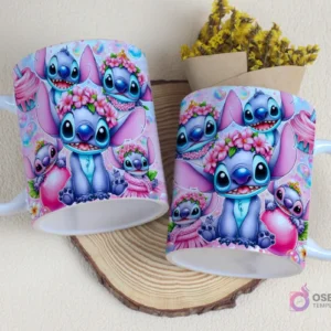 Par de tazas sublimadas con diseño de Stitch con corona de flores y pequeños Stitch bebés en tutús o lazos, en entorno rosa pastel festivo