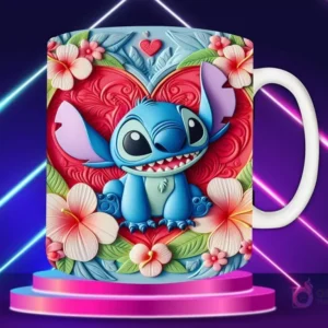 Taza sublimada con diseño 3D de Stitch sentado sonriendo, fondo de corazón rosa pastel con hojas y pequeños corazones en relieve.
