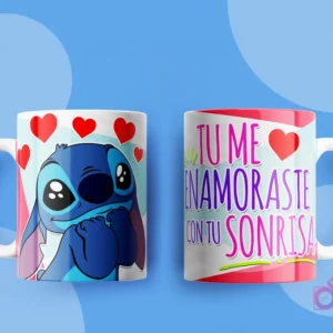 Taza sublimada con Stitch sonriendo tiernamente, rodeado de corazones rojos y la frase 
