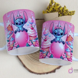 Par de tazas sublimadas con diseño de Stitch como unicornio con cuerno de flores, sentado en burbuja rosa, rodeado de cupcakes y dulces