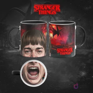 Taza sublimada de Stranger Things con Will Byers, expresión de miedo y vulnerabilidad, reverso con el logo y el Mind Flayer, sobre fondo oscuro.