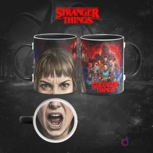 Taza sublimada de Stranger Things con Nancy Wheeler, expresión de determinación y el reverso con el elenco completo y el logo, sobre fondo rojizo.