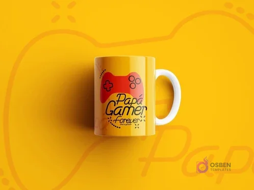 Mockup de taza amarilla con asa blanca, diseño de mando rojo y texto 'Papá Gamer Forever' en negro, sobre fondo amarillo con contorno abstracto de control Mockup de taza amarilla con asa blanca, diseño de mando rojo y texto 'Papá Gamer Forever' en negro, sobre fondo amarillo con contorno abstracto de control
