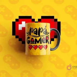 Mockup de taza amarilla con diseño en negro 'PAPÁ GAMER' y corazones pixel art de vida, sobre fondo amarillo con patrón de controles y un gran corazón pixelado