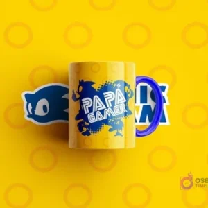 Mockup de taza amarilla con asa azul y diseño azul de 'PAPÁ GAMER' con silueta de Sonic the Hedgehog, sobre fondo amarillo con patrón de anillos