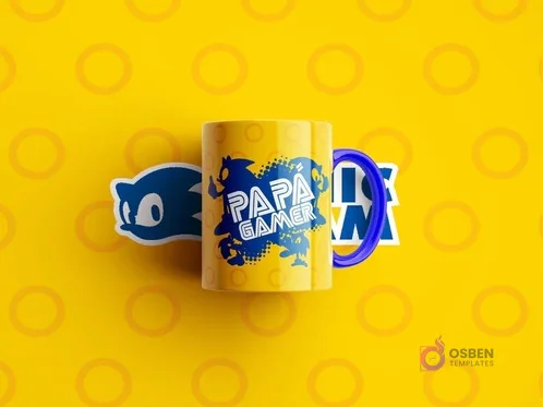 Mockup de taza amarilla con asa azul y diseño azul de 'PAPÁ GAMER' con silueta de Sonic the Hedgehog, sobre fondo amarillo con patrón de anillos Mockup de taza amarilla con asa azul y diseño azul de 'PAPÁ GAMER' con silueta de Sonic the Hedgehog, sobre fondo amarillo con patrón de anillos