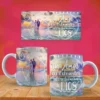 Taza personalizada con frase 'Un amor como el nuestro está en las manos de Dios' y pareja en la playa al atardecer, vista frontal y lateral.