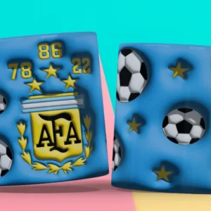 Taza 3D con diseño de escudo de AFA (Argentina) con años 78, 86, 22 y balones de fútbol con estrellas sobre fondo celeste