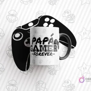 Mockup de taza blanca con diseño monocromático en negro 'PAPÁ GAMER -FOREVER-' y un mando de consola negro detrás, sobre fondo rayado con dibujos de Mario Bros