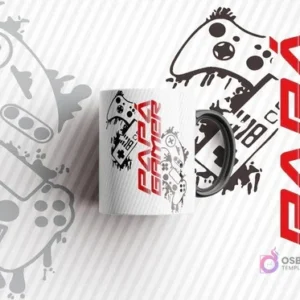 Mockup de taza blanca con asa negra y diseño 'PAPÁ GAMER' en negro y rojo con gráficos de mandos tipo grunge, sobre fondo rayado con imágenes de mandos desintegrados