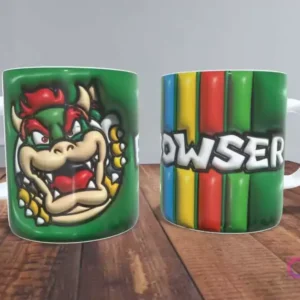 Taza sublimada verde con efecto 3D del rostro de Bowser, el rey Koopa, con su expresión intimidante en un lado, y el nombre