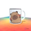 Taza blanca con diseño de capibara kawaii enviando corazones rojos con sus manos.