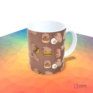 Taza marrón con un patrón repetido de pequeños capibaras comiendo diversos alimentos como sándwiches, pretzels y hamburguesas.