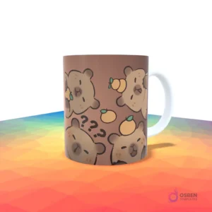 Taza marrón con un patrón de capibaras con pequeñas naranjas en la cabeza, uno con signos de interrogación.