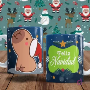 Par de tazas con diseños temáticos de Navidad. Una taza tiene un capibara con un gorro de Papá Noel visto desde atrás. La otra taza luce el texto 'Feliz Navidad' en un marco verde festivo.