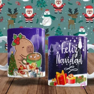 Par de tazas con diseños de capibaras y Navidad. Una taza tiene un capibara bebiendo chocolate caliente junto a un trineo con regalos. La otra dice 'Feliz Navidad' con árboles y paquetes de regalos.