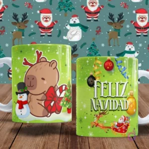 Dos tazas de colores vibrantes para Navidad. Una taza verde muestra un capibara disfrazado de reno con un bastón de caramelo y un muñeco de nieve. La otra taza dice 'Feliz Navidad' con Papá Noel en un trineo y ornamentos.