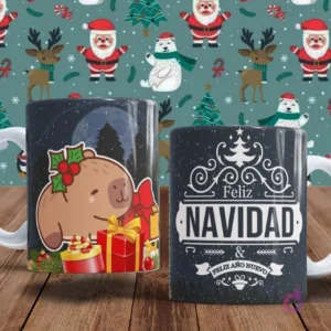 Dos tazas con diseños nocturnos de Navidad. Una taza presenta un capibara rodeado de regalos bajo una luna llena. La otra taza tiene un diseño tipográfico 'Feliz Navidad & Feliz Año Nuevo' con un árbol festivo.