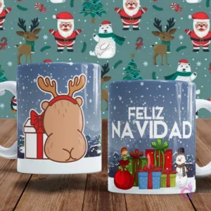 Par de tazas con diseños invernales. Una taza muestra la parte trasera de un capibara con diadema de reno junto a regalos. La otra taza tiene 'Feliz Navidad' con un muñeco de nieve y muchos regalos.