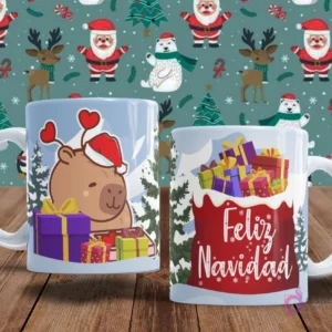 Tazas con escenas invernales y regalos. Una taza presenta un capibara con gorro de Papá Noel y orejas de corazón, rodeado de regalos en la nieve. La otra taza dice 'Feliz Navidad' con una gran pila de regalos en un fondo rojo nevado.