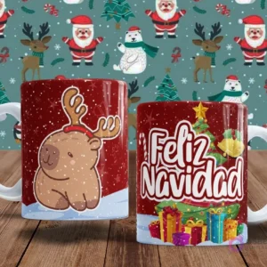 Tazas con capibaras y espíritu navideño. Una taza roja tiene un capibara disfrazado de reno en la nieve. La otra taza muestra 'Feliz Navidad' con un árbol, campanas y regalos de colores.