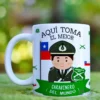 Taza blanca de cerámica con ilustración de Carabinero hombre en uniforme, bandera chilena y el texto 'Aquí Toma El Mejor Carabinero Del Mundo', sobre fondo verde difuminado.