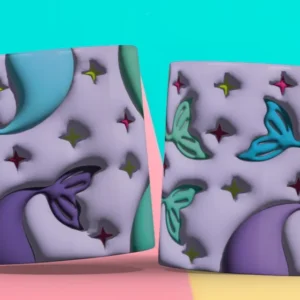 Taza 3D con diseño de colas de sirena en tonos morados, turquesas y estrellas sobre fondo lila pastel