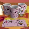 Plantilla para taza de sublimación con Coraje, el Perro Cobarde, en varias poses divertidas sobre un fondo rosa.