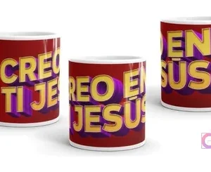 Taza con diseño cristiano 'CREO EN TI JESÚS' con texto en 3D vibrante amarillo y morado sobre un fondo rojo sólido, mostrando múltiples vistas.
